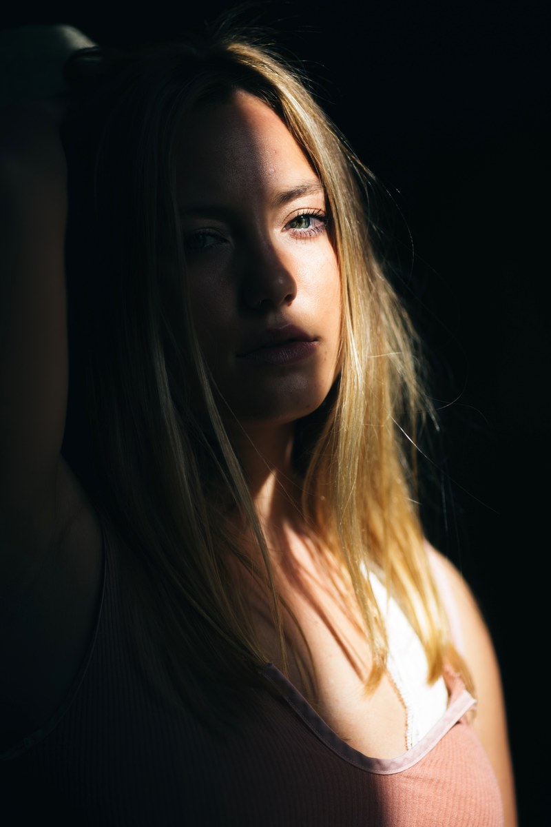 amber in the shadows 4k