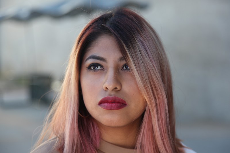 woman with bold pink lips and pink hair looking away, pink hair and lips 4k