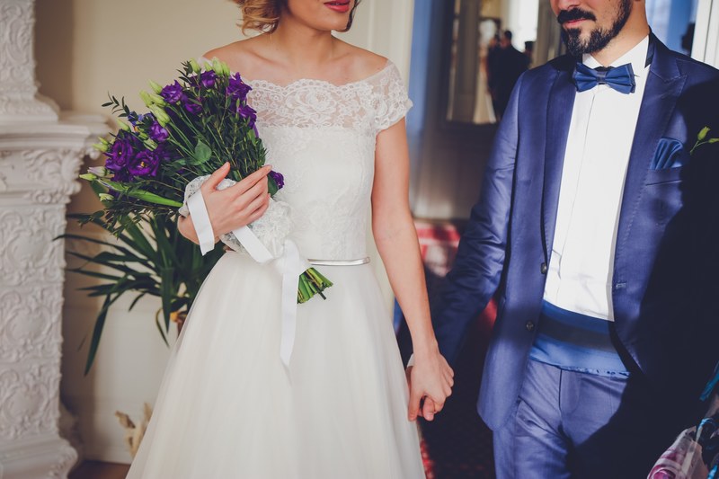 bride holding purple bouquet and groom with beard wearing purple suit, wedding 4k