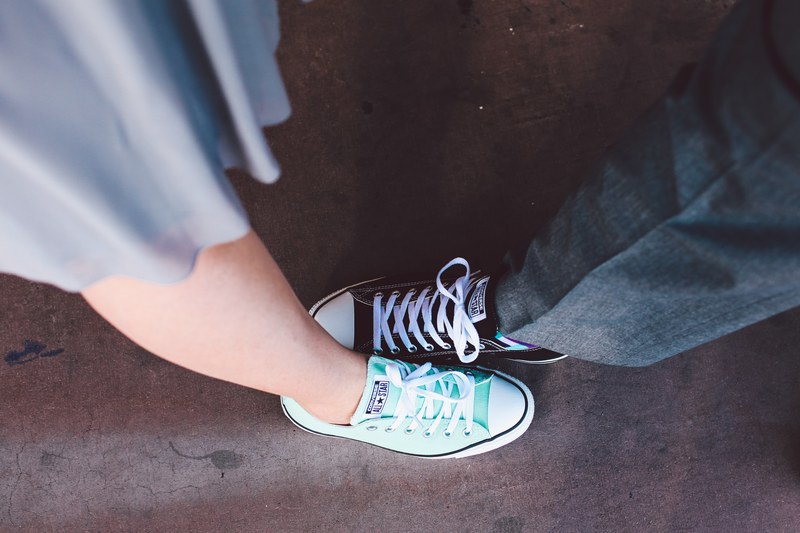 shoe feet converse and tennis shoe 4k