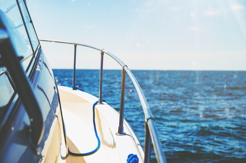 railing on the starboard of the boat in the ocean at emerald bay, emerald bay boat 4k