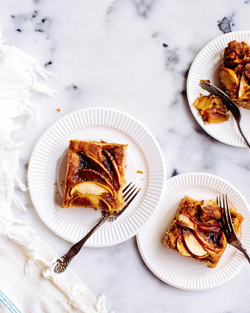 plates with slices of fruit tart topped with apple, apple fruit tart 4k