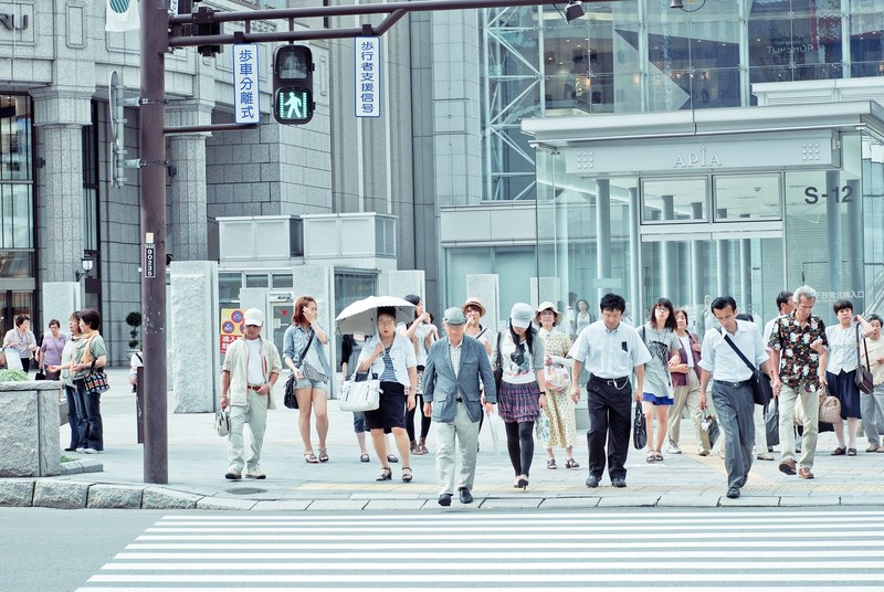 pedestrians waiting to cross a street in sapporo, crosswalk in sapporo 4k