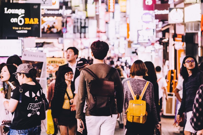 crowd group walking and city 4k