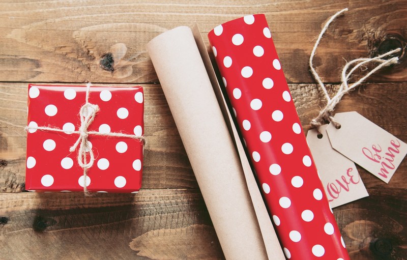 gift wrap red polka dot and paper 4k