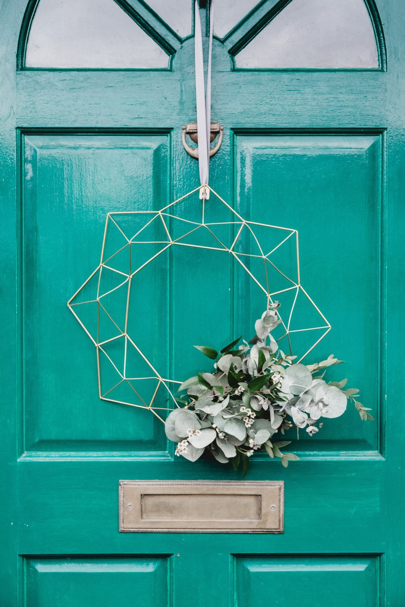 door green wreath and flowers hd, 4k