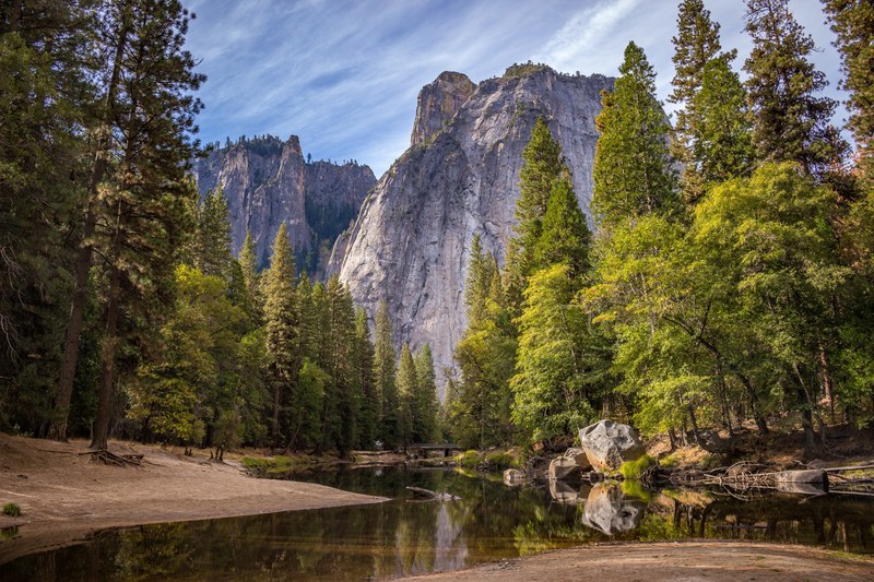 tall cliffs in yosemite national park towering above a small river, river beneath yosemite cliffs 4k