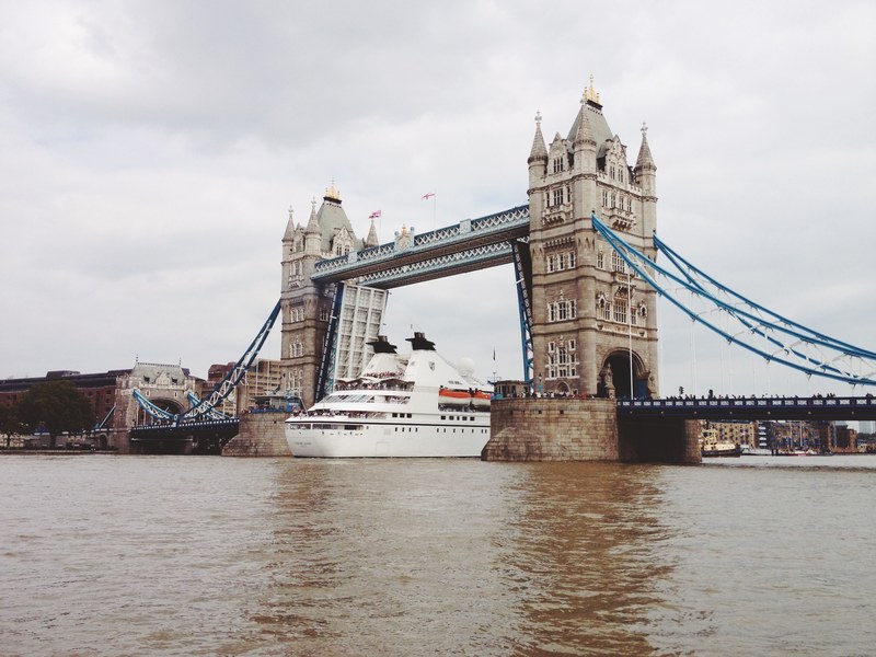 bridge ferry tower bridge and london bridge 4k