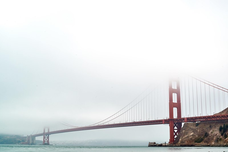 foggy view of iconic landmark golden gate bridge, foggy california landmark 4k