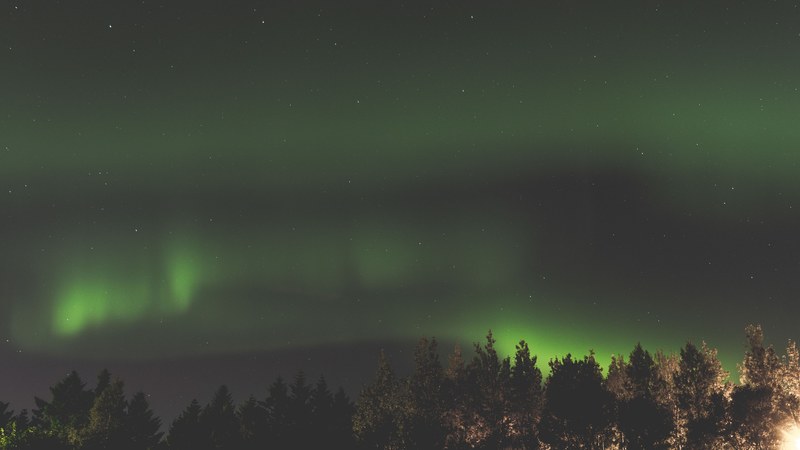 the beautiful northern lights viewed from a mountain top, _mountain view northern lights 4k