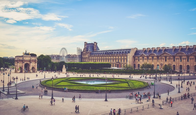 a paris square beside the louvre filled with people a garden fountain and the petit arc de triomphe, paris square beside louvre 4k