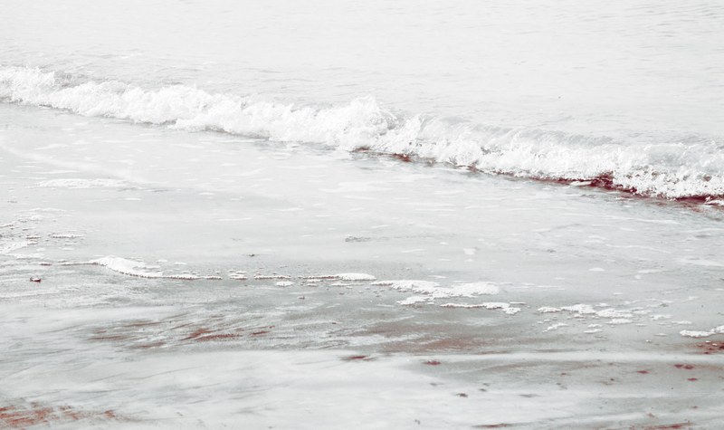 small wave washing on the wreck beach, small wave washing on beach 4k