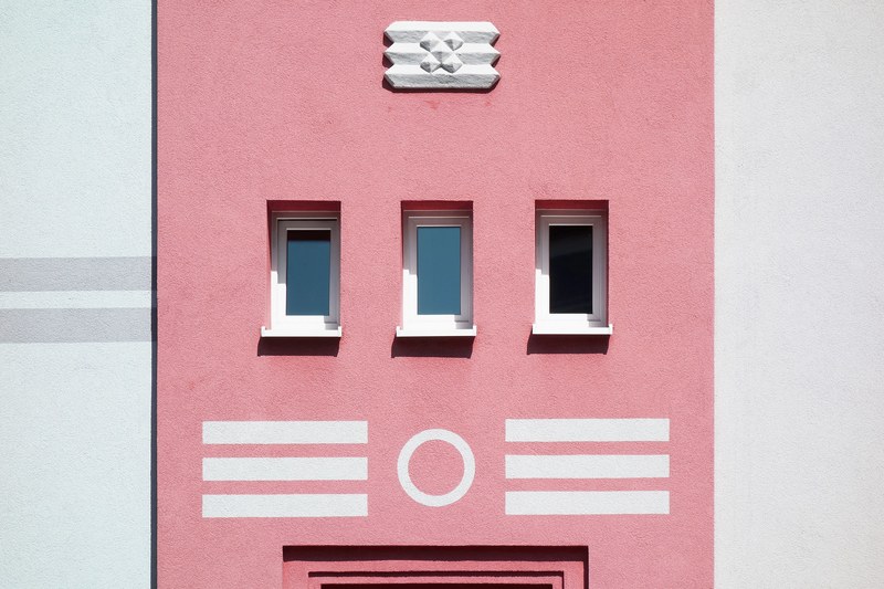 pink window facade and emblem 4k