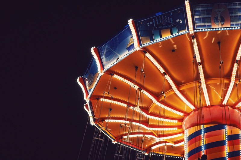 an amusement ride in navy pier terminal, amusement ride 4k