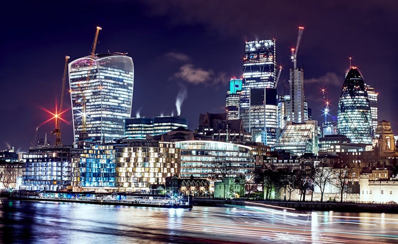 a cityscape background featuring well lit buildings and skyscrapers at night in london, night in london city 4k
