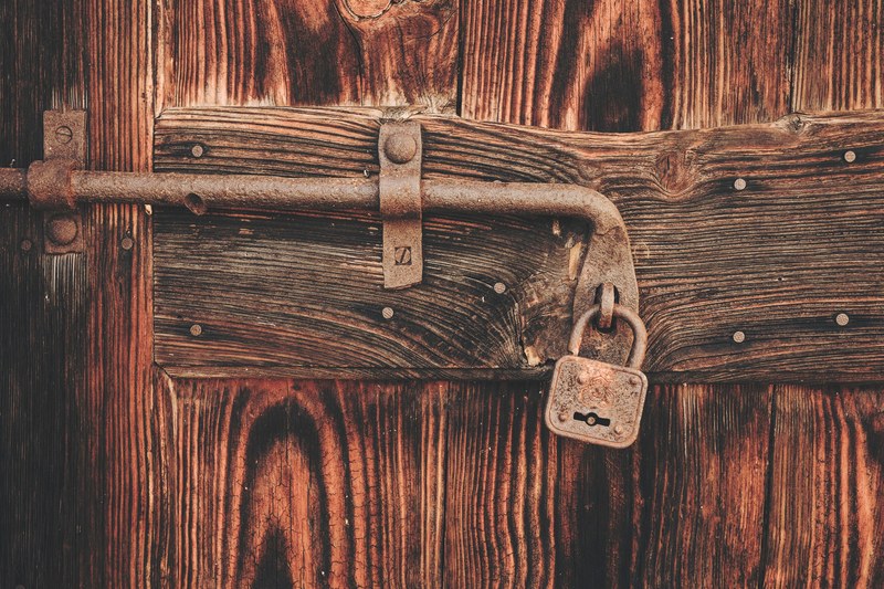 lock padlock woodgrain and rusty 4k