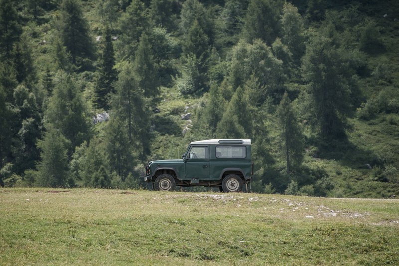 a green land roverjeep with four wheel drive in the forest, forest four wheel drive 4k