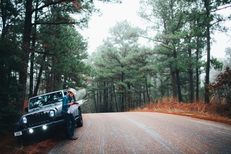 a guy leaning against a silver jeep pulled over on the side of the road in bastrop, lost 4k