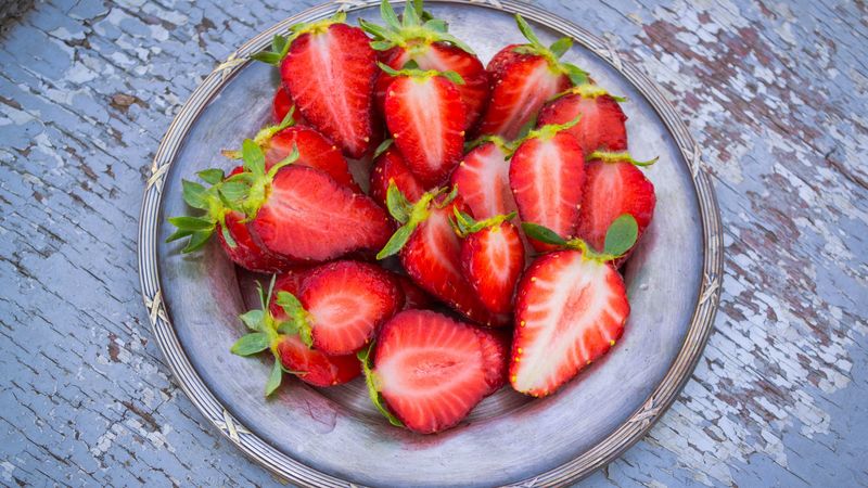 strawberries, berries, ripe, plate, cut, 4k