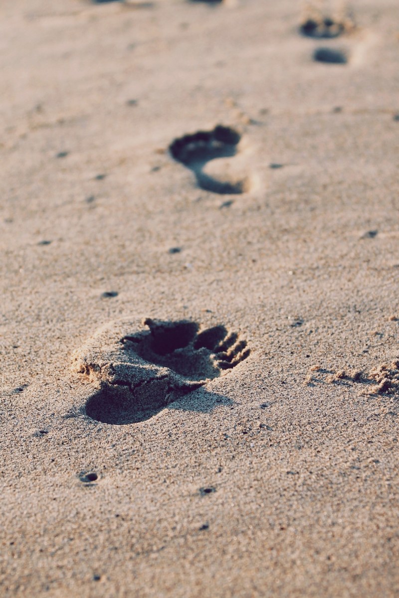 footprints on the fine sand beach, sand footprints 4k