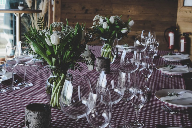 wine glasses and roses on a dining table, _preparing the dinner 4k