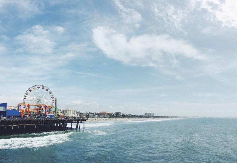 a ferris wheel and other rides on the santa monica pier in california, santa monica pier 4k