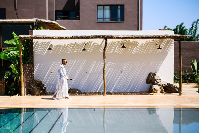 robe walking hotel and pool 4k