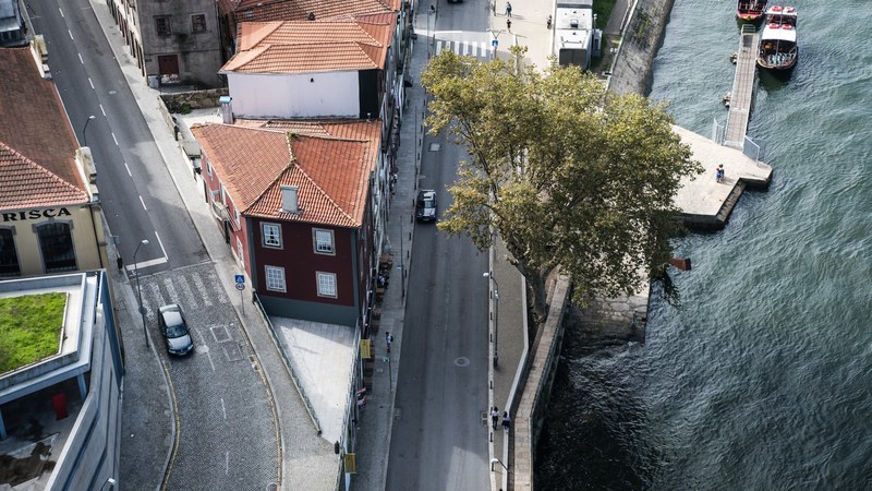 two streets with buildings in between them next to the water, two streets and water 4k