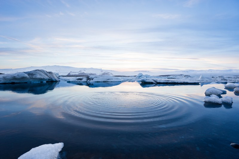 a waterfront shot of nearby glaciers in jkulsrln, jkulsrln glaciers 4k