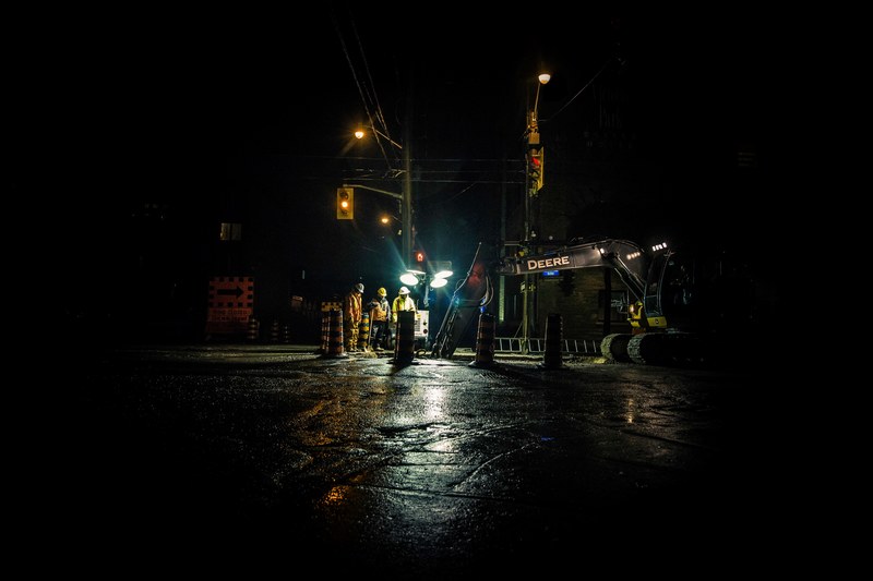 road workers near traffic lights at night, road workers at night 4k
