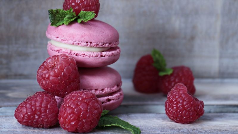 macarons, almond biscuits, raspberries, 4k