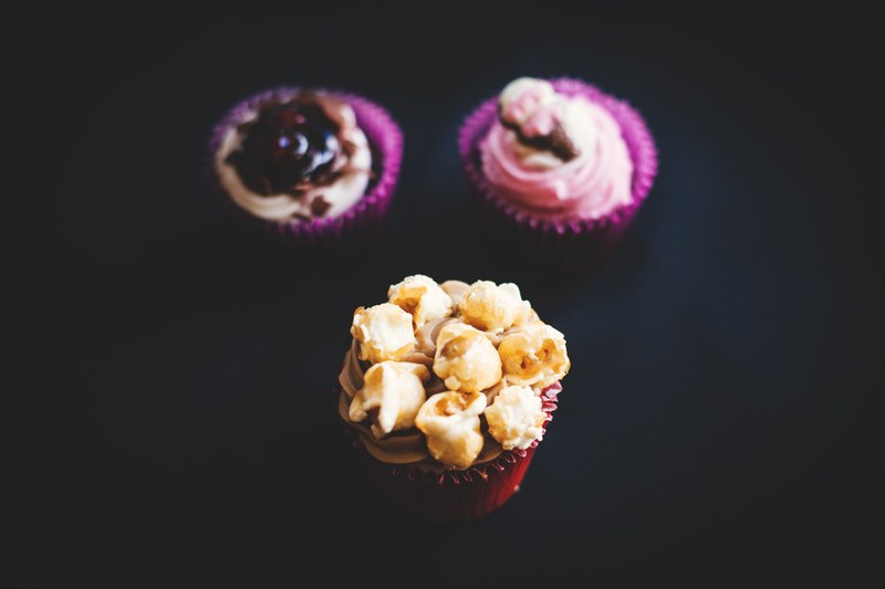 gourmet decorated cupcakes with frosting and popcorn, gourmet cupcakes 4k