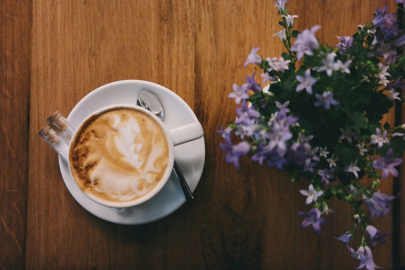spoon milk foam and table 4k