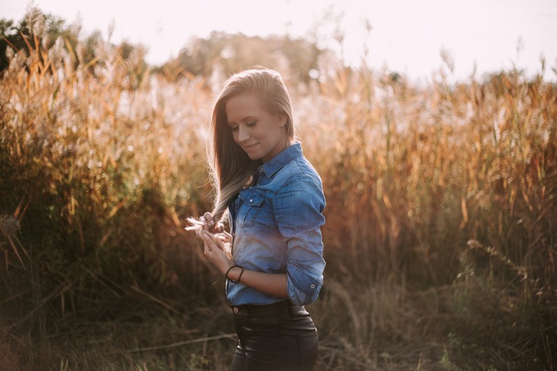 woman female sunlight and field 4k