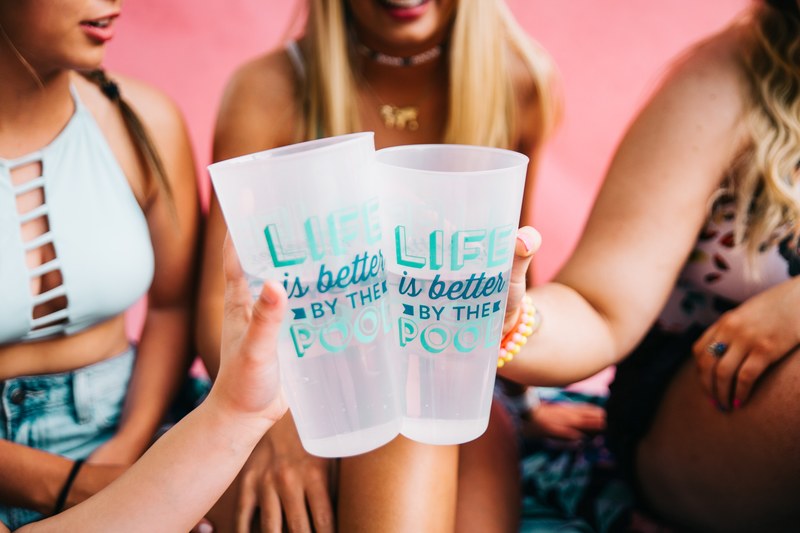 friends cup pool party and party 4k