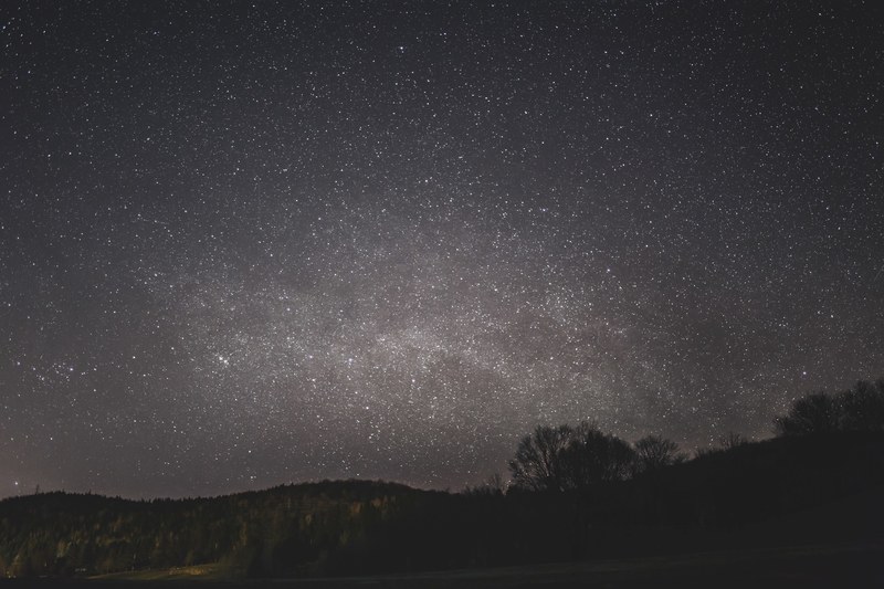 a beautiful starry night in the wilderness, starry night 4k
