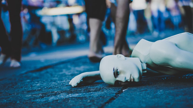 a broken mannequin laying on the street in taguatinga, mannequin parts 4k