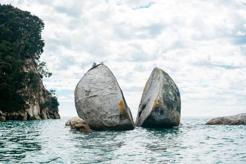 split apple rock new zealand 4k