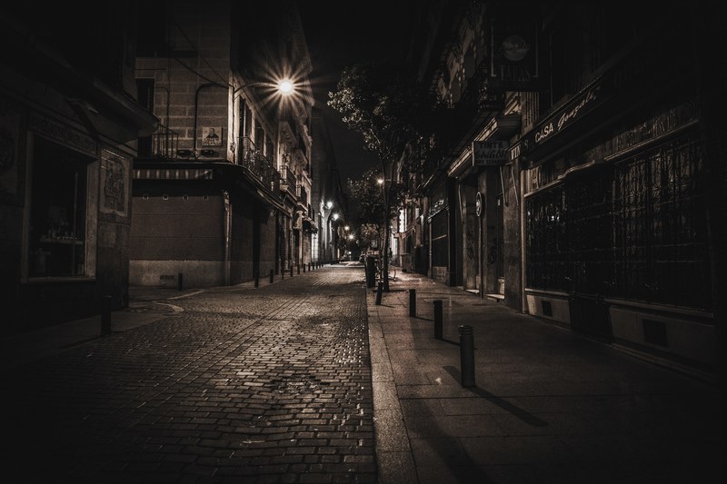 narrow cobblestone street at night with street lamps illuminating the road, cobblestone street at night 4k