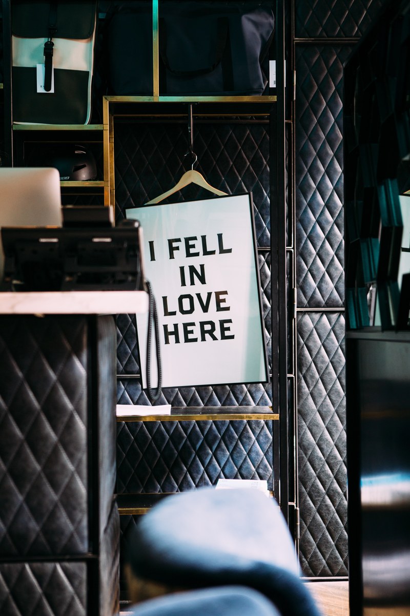 i fell in love here sign 4k