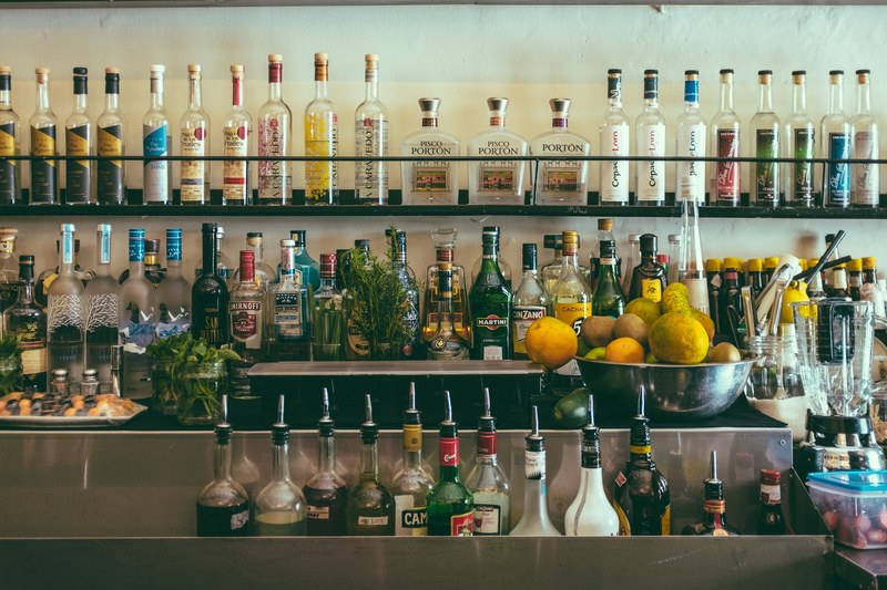 bottle alcohol and bar 4k
