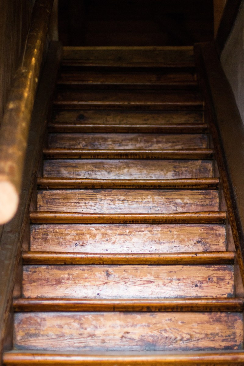 stairs to the loft 4k
