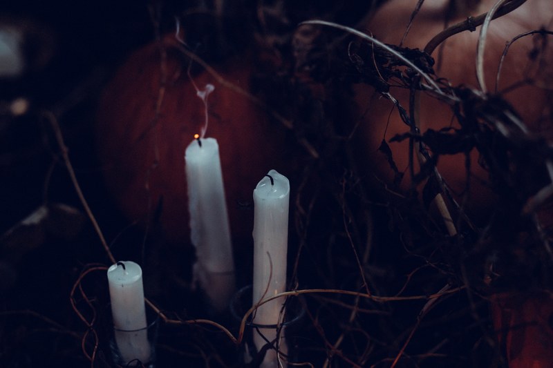 three tall white candles, _white candles 4k