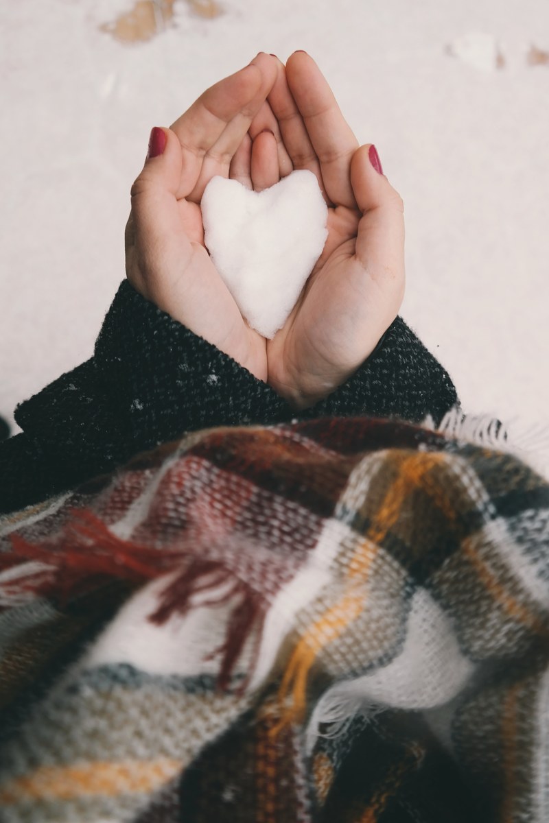 hand heart in hand female and white snow hd, 4k
