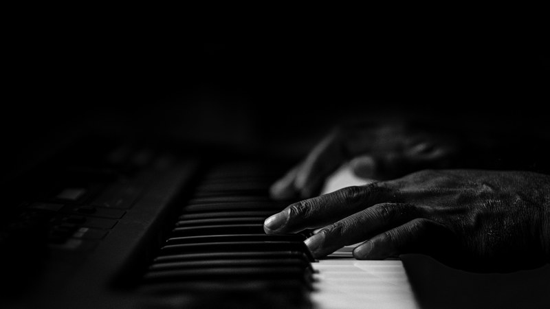 hand piano playing and keys 4k