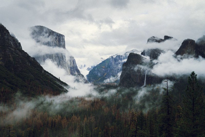 mist and clouds around the granite summits in yosemite valley, fog and clouds in yosemite 4k