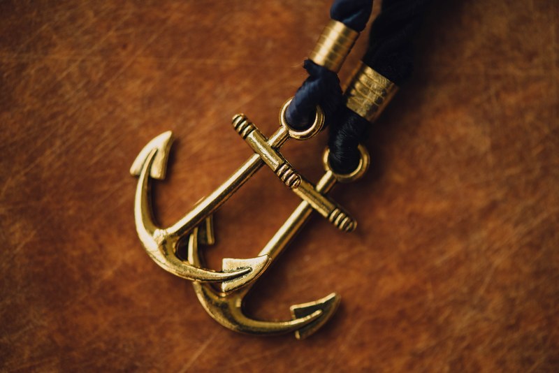 gold accessory male and charm 4k