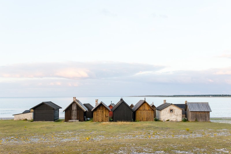 little tiny houses or sheds by the lake in fr, fr houses 4k