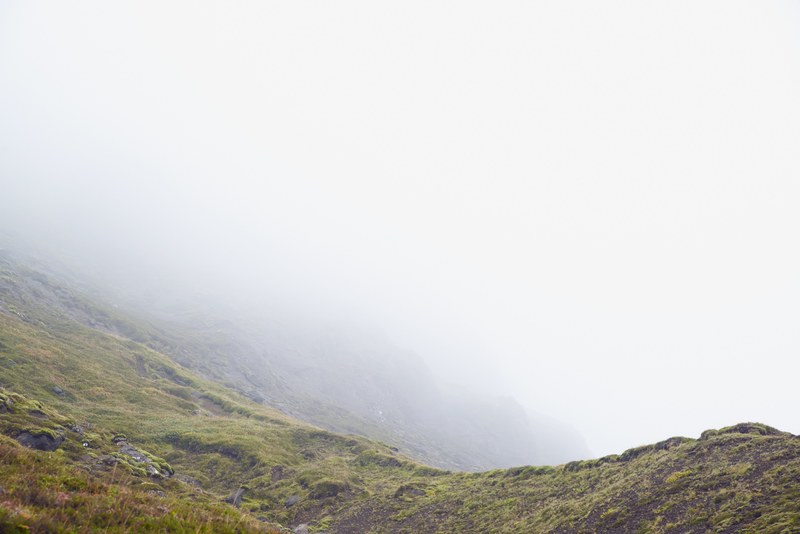 mist covers mountains and rolling grassy hillsides in the country, grassy hillsides 4k