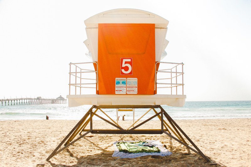 orange lifeguard station number 5 on the imperial sand beach, imperial beach lifeguard stand 4k